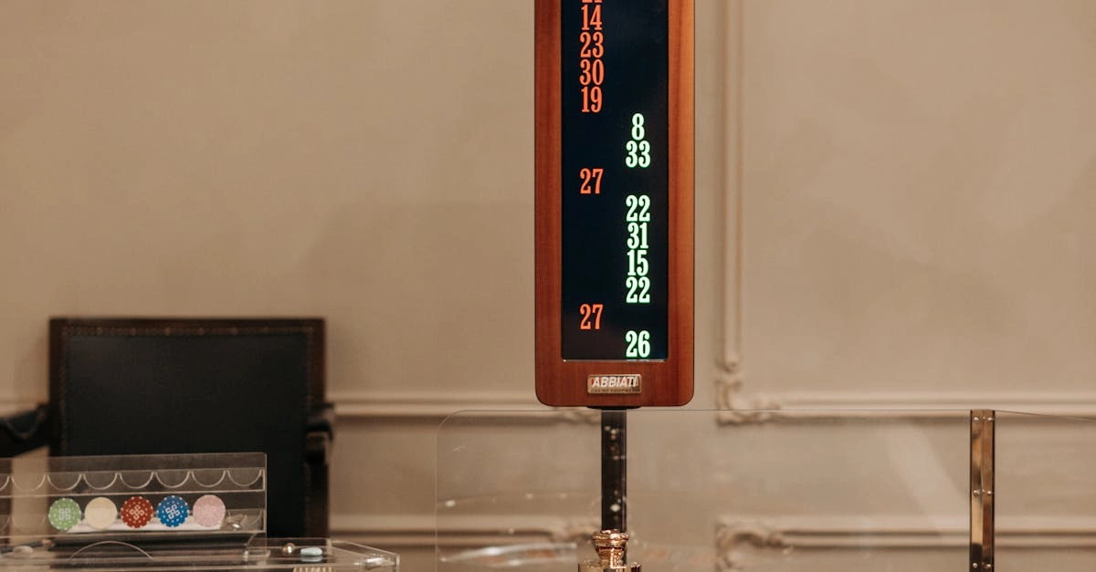 Рулеточное колесо и стол в казино с документированными правилами игры