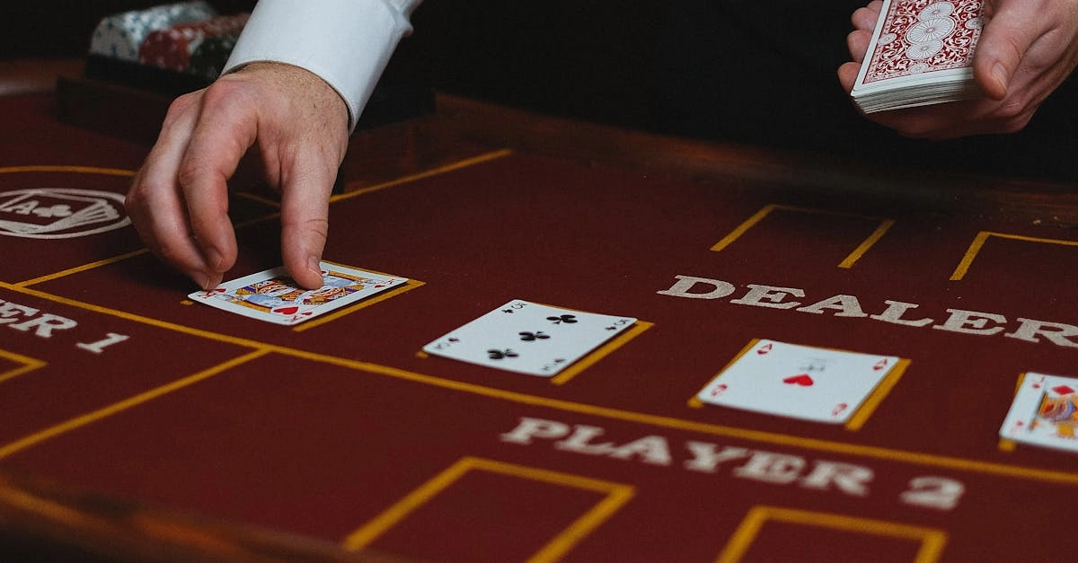 Игровой стол для Blackjack в казино с картами и фишками